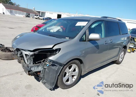 2013 Toyota Sienna Le V6 8 Passenger z USA, uszkodzony, nr VIN 5TDKK3DC9DS348617